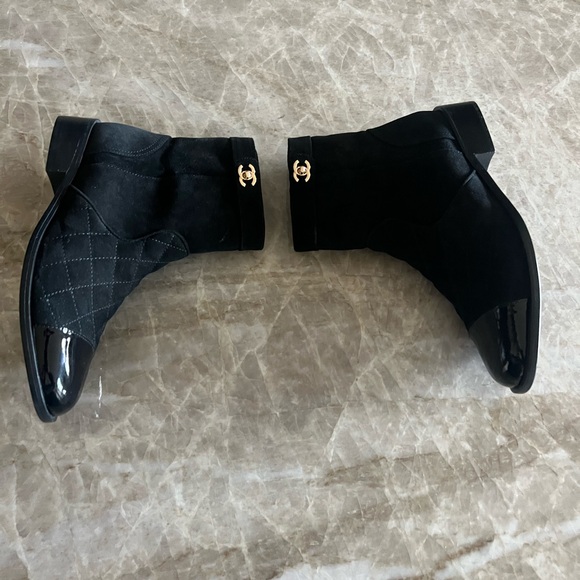 CC Chanel Suede Cap Toe Quilted Turnlock 1” Inch Stacked Heel Ankle Boots Sz 41 - Picture 2 of 15